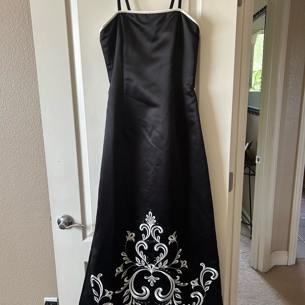 Jessica McClintock Black and White Embellished A-line evening gown